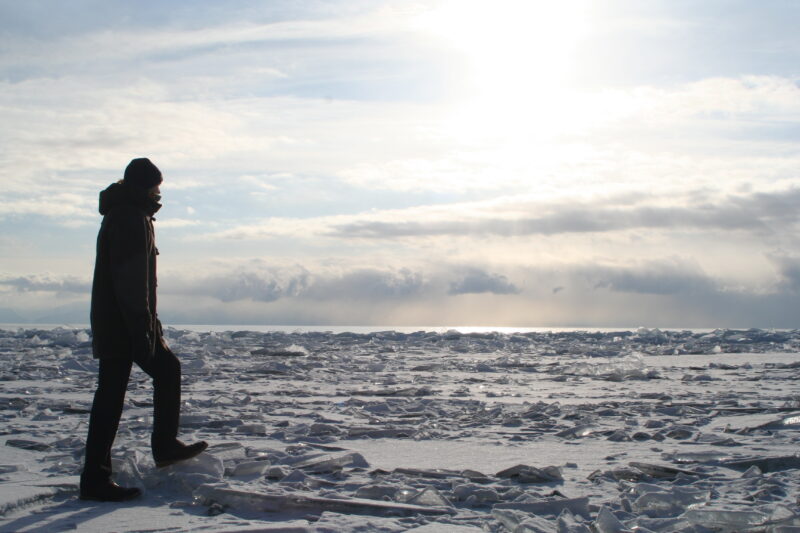 Ein Mann stehend auf dem zugefrorenem Baikalsee in Russland